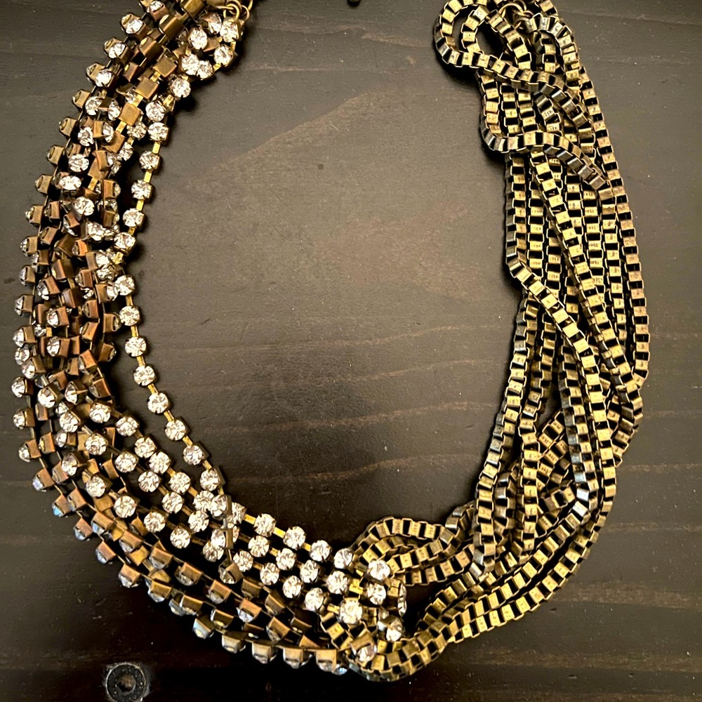 Twisted chain necklace with rhinestones